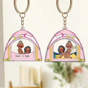 365Gifty personalized couple keychain with cartoon couple illustration in pink tent design