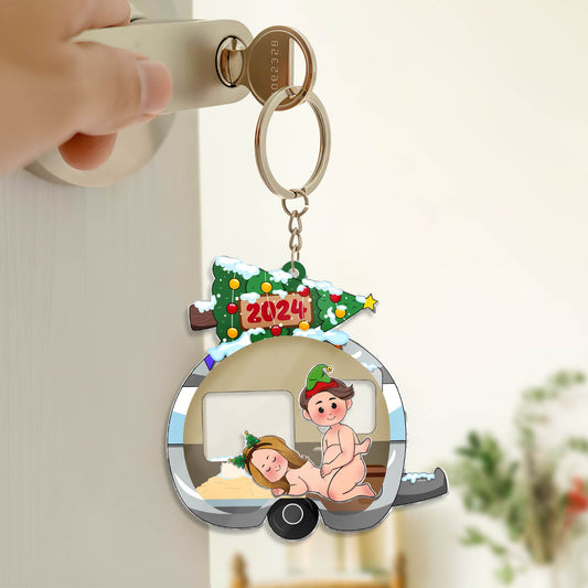 365Gifty personalized couple keychain featuring a cartoon couple inside a camper with a 2024 Christmas tree on top