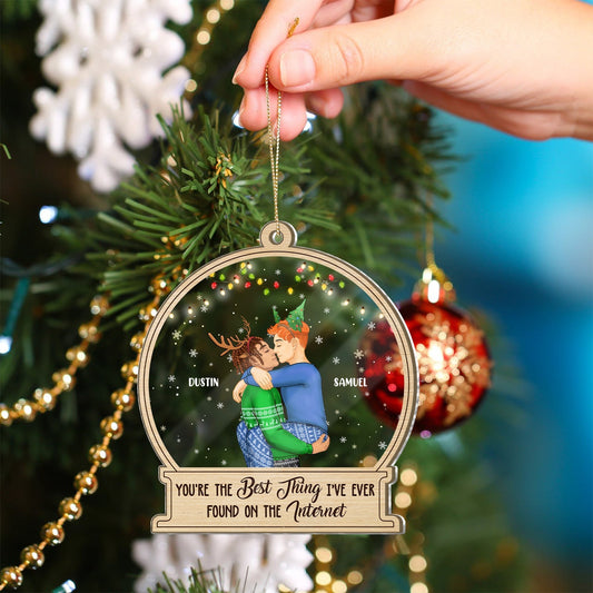 365Gifty personalized couple Christmas ornament showing a hugging couple with names Dustin and Samuel on a decorated tree