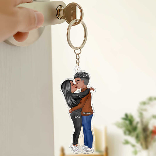 Personalized couple keychain featuring a couple embracing, ideal gift for anniversaries or sentimental moments