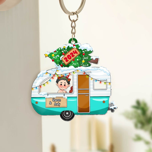 365Gifty personalized couple keychain featuring a snowy camper with Christmas tree and names Sharon and Andy