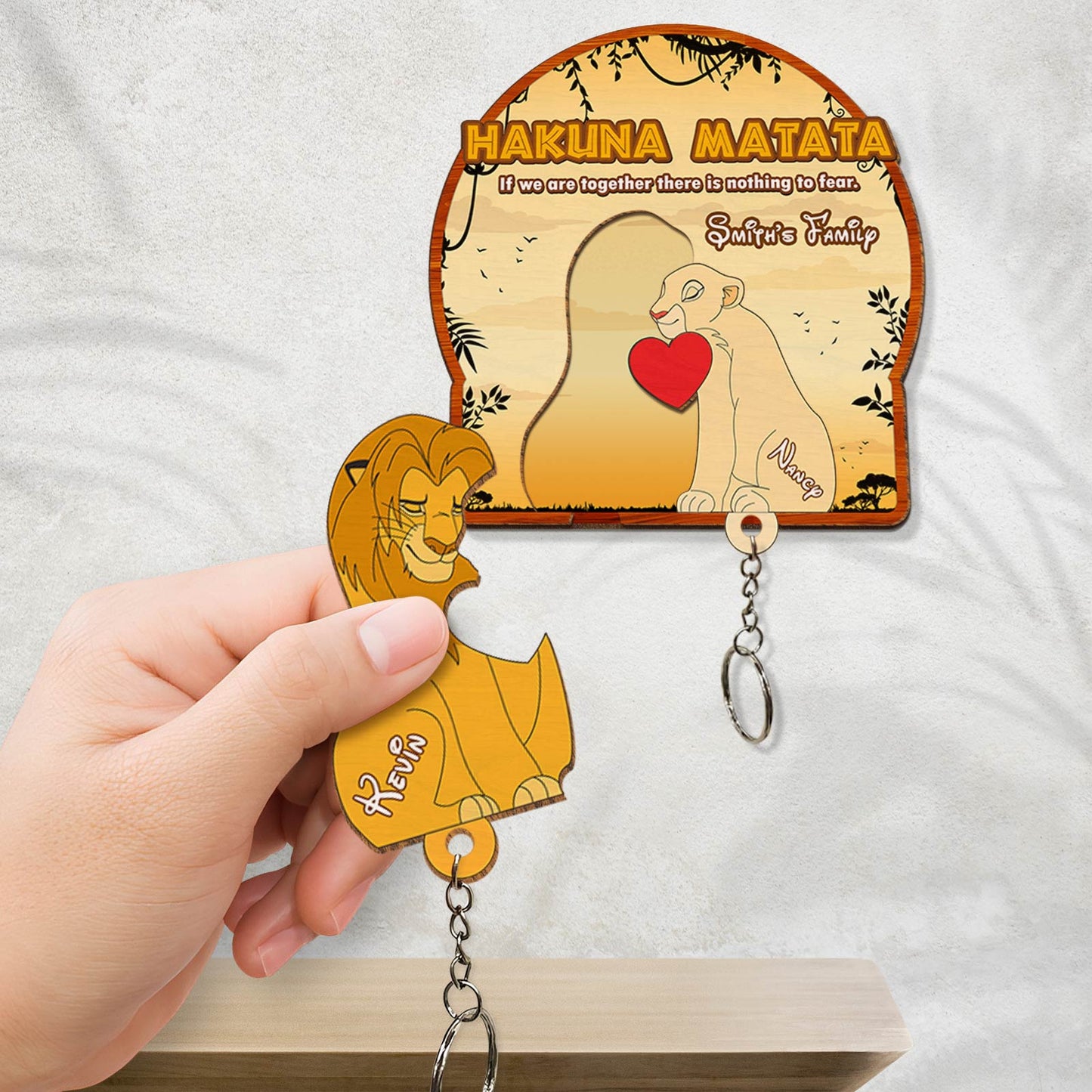 Personalized Lion King family key holder with Simba and Pumbaa design, featuring Hakuna Matata quote