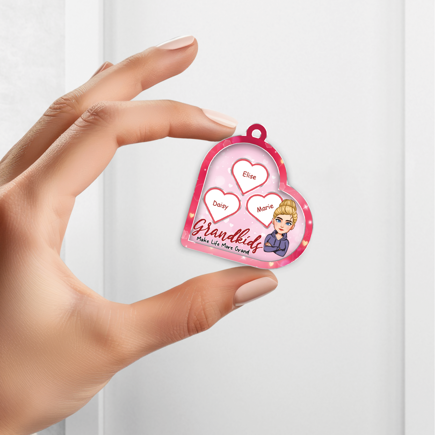 Personalized mom shaking keychain featuring hearts and names for a thoughtful gift