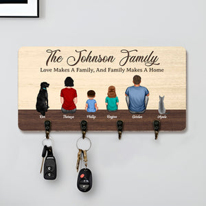 Personalized wooden key hanger with family illustration and hooks for keys and accessories